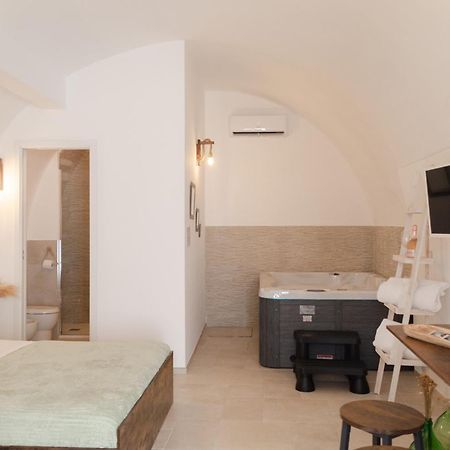 Aca Suite Luxury With Jacuzzi Adelfia Dış mekan fotoğraf
