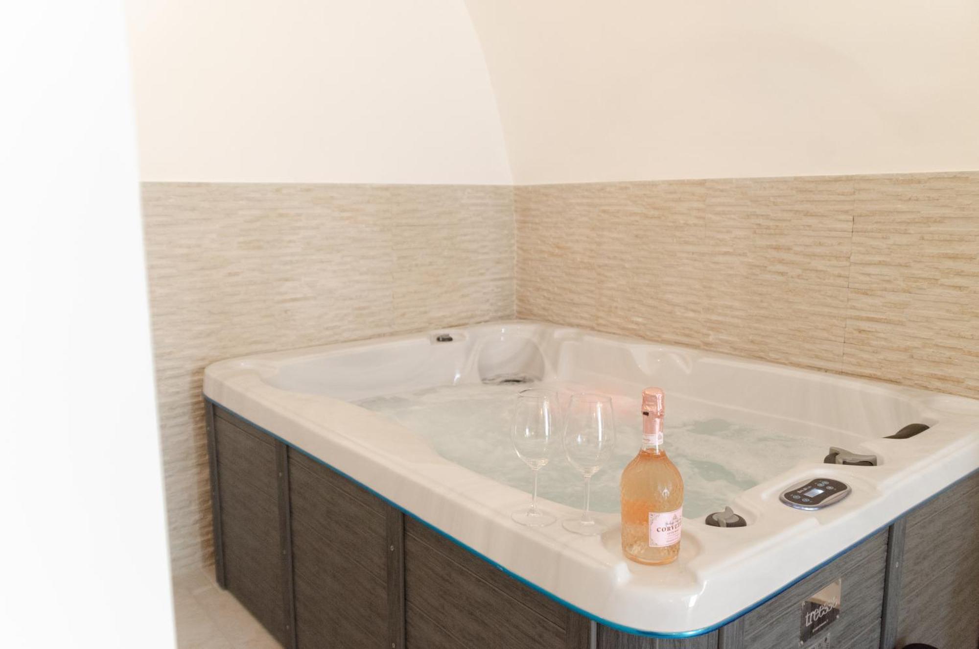 Aca Suite Luxury With Jacuzzi Adelfia Dış mekan fotoğraf