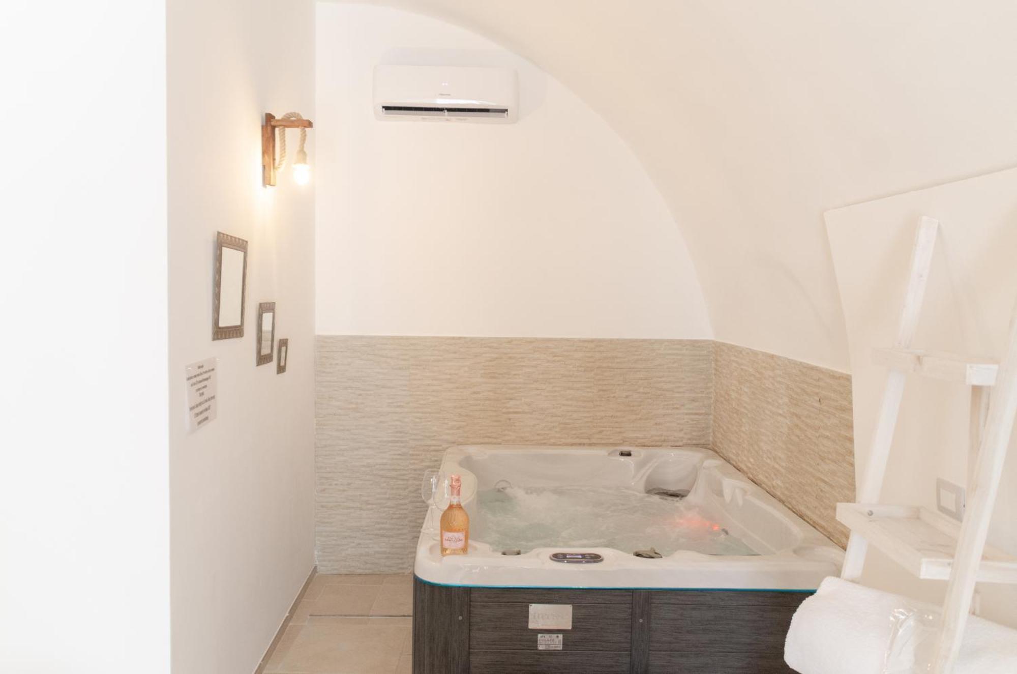 Aca Suite Luxury With Jacuzzi Adelfia Dış mekan fotoğraf