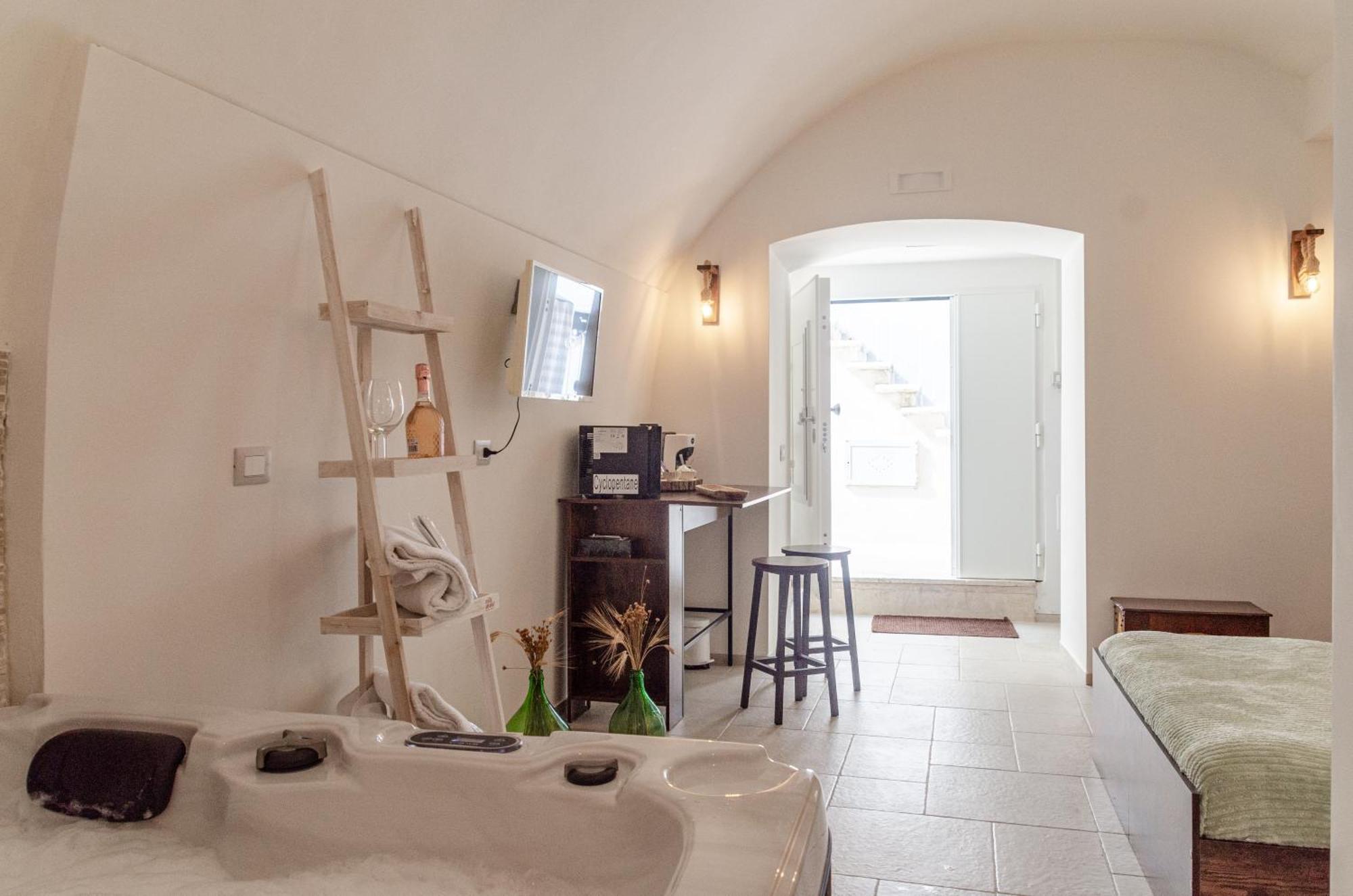 Aca Suite Luxury With Jacuzzi Adelfia Dış mekan fotoğraf